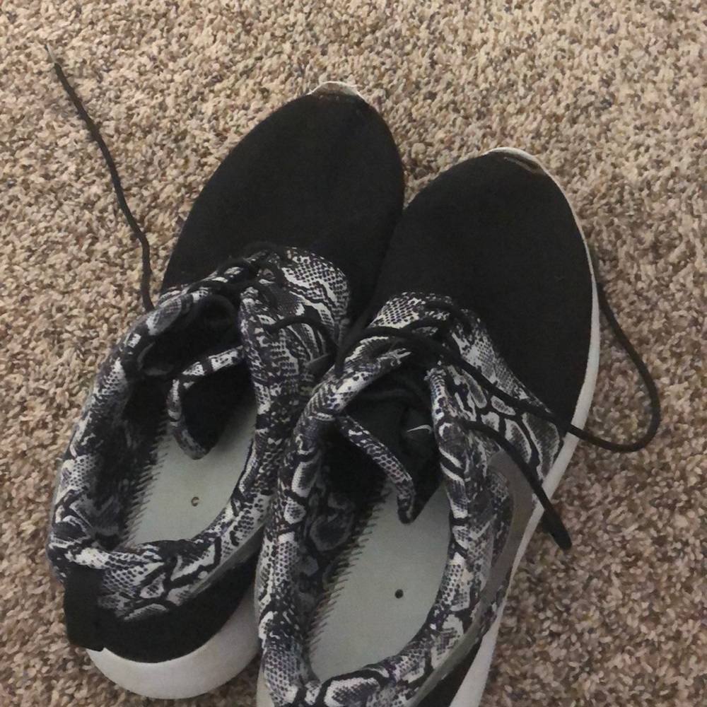 Black Nike Roshes